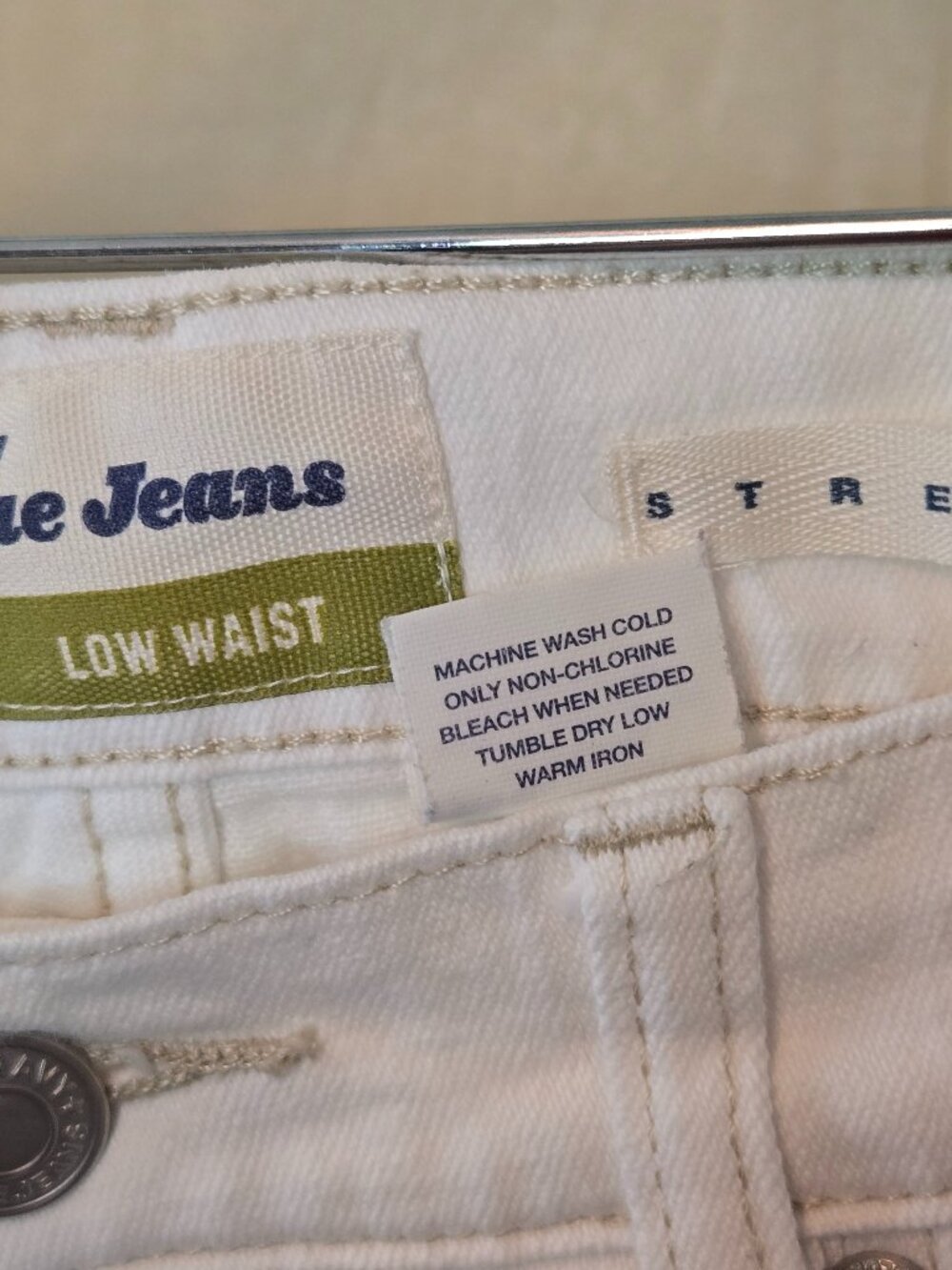 Old Navy Low‑Rise White Stretch Jeans – Cropped/Ankle Length with Slit Hem - Picture 4 of 11
